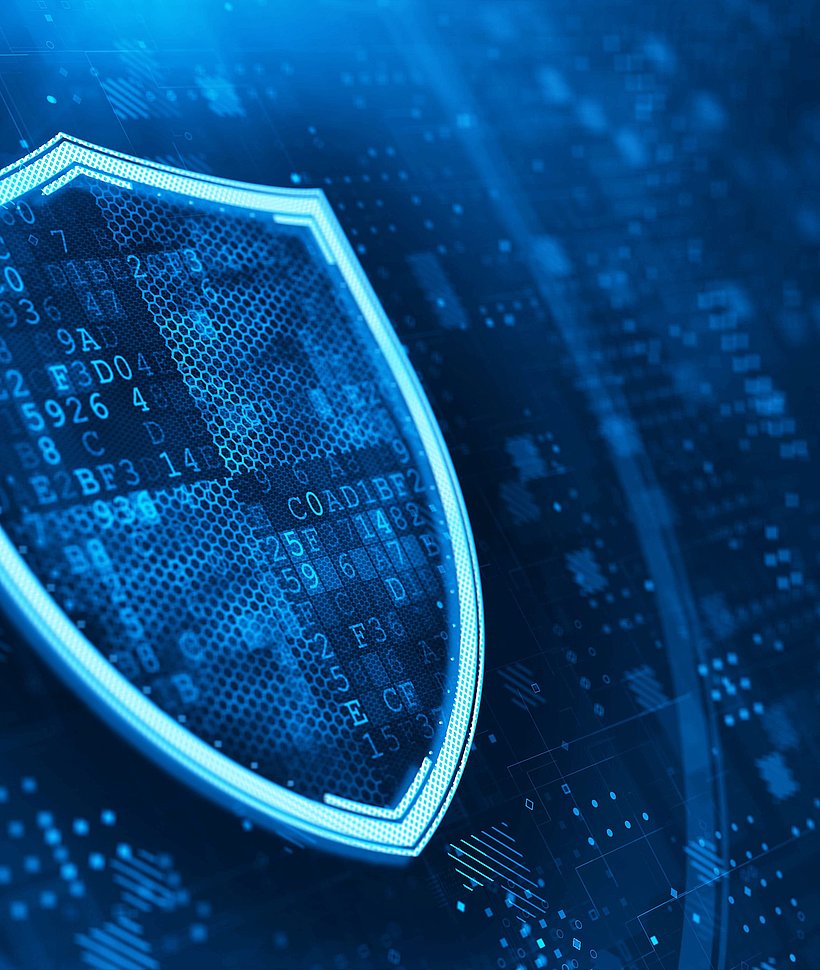 Ein leuchtender Schild zeigt alphanumerische Codes, symbolisiert Cybersicherheit. Er befindet sich auf einem digitalen Hintergrund mit abstrakten Mustern und Punktmuster in blauen Tönen.