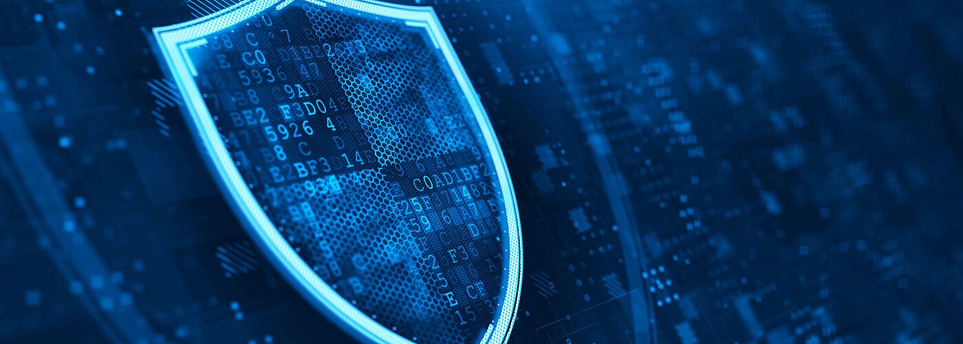 Ein leuchtender Schild zeigt alphanumerische Codes, symbolisiert Cybersicherheit. Er befindet sich auf einem digitalen Hintergrund mit abstrakten Mustern und Punktmuster in blauen Tönen.