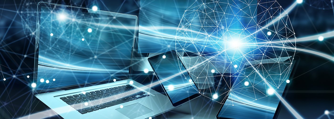 Laptop, Tablet und Smartphone sind in einem digitalen Netzwerk miteinander verbunden; strahlende Linien und geometrische Formen verstärken den futuristischen, technologischen Kontext.